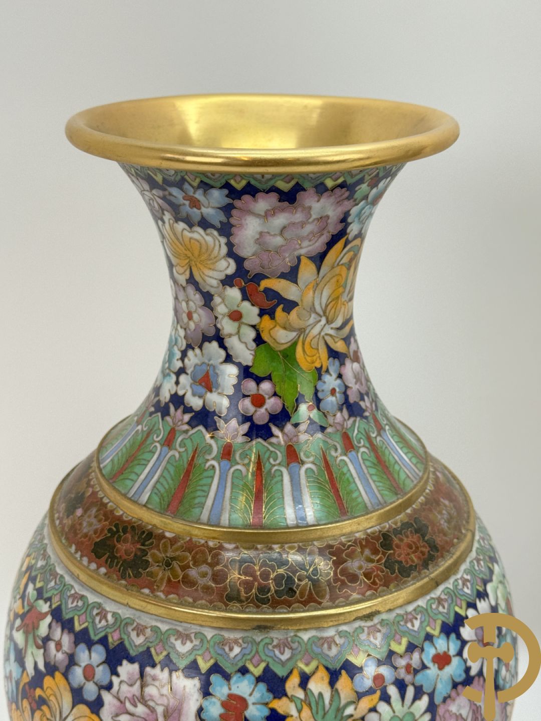 Paar cloisoné vazen met kleurrijk bloemendecor op houten sokkel