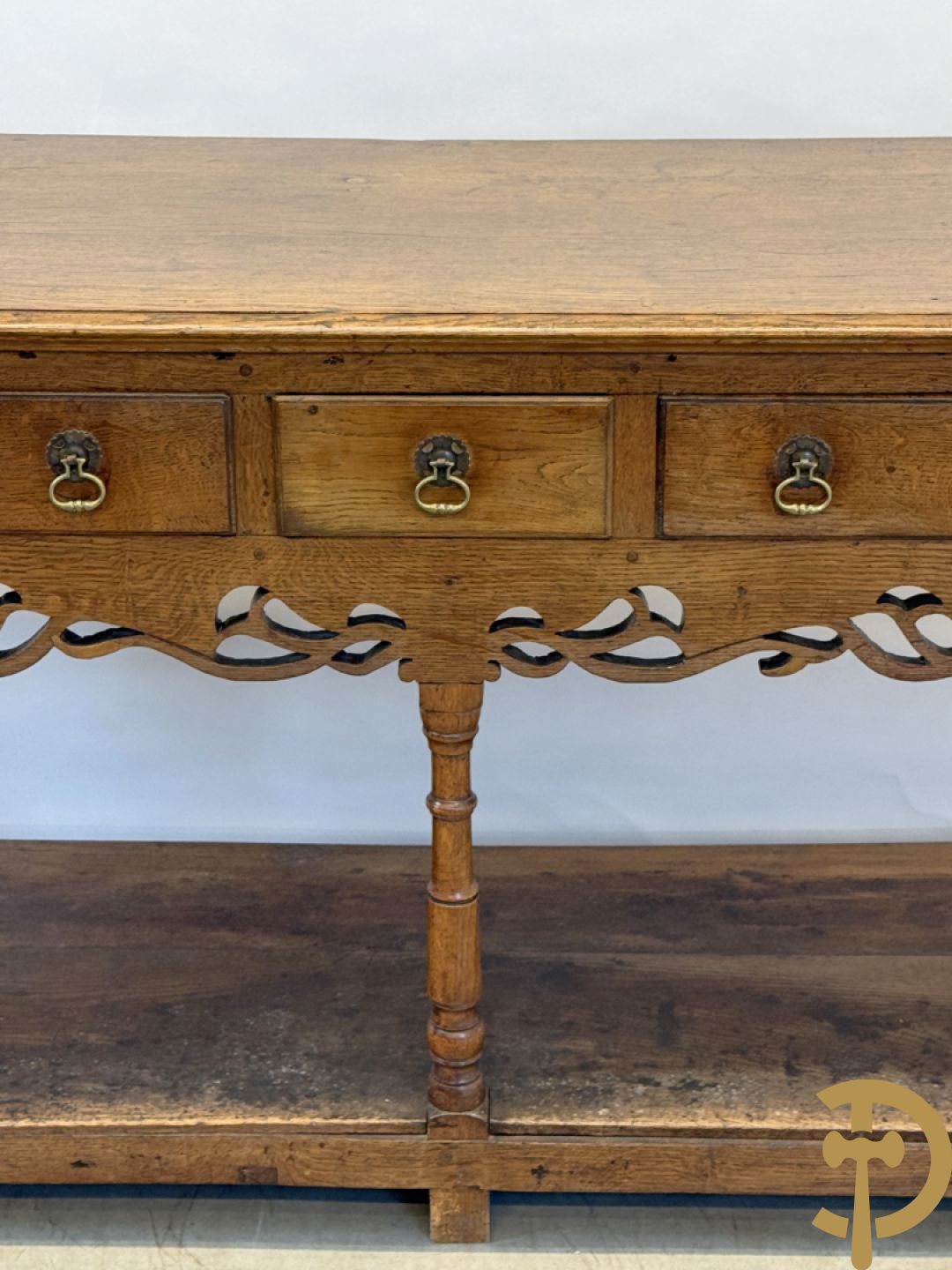 Engelse eiken sideboard met 3 lades op ballustervormige poten