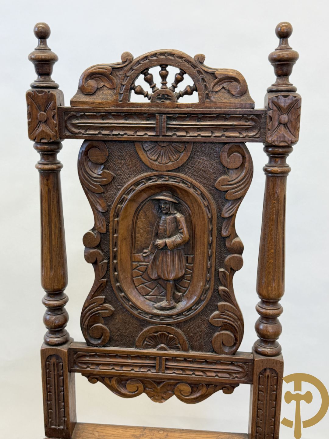 Massief eiken Bretoense eetkamer bestaande uit buffet met 3 deuren boven, 2 deuren onder, lades midden en gesculpteerde geanimeerde scènes + desserte + uittrekbare tafel + 6 stoelen + extra allonge