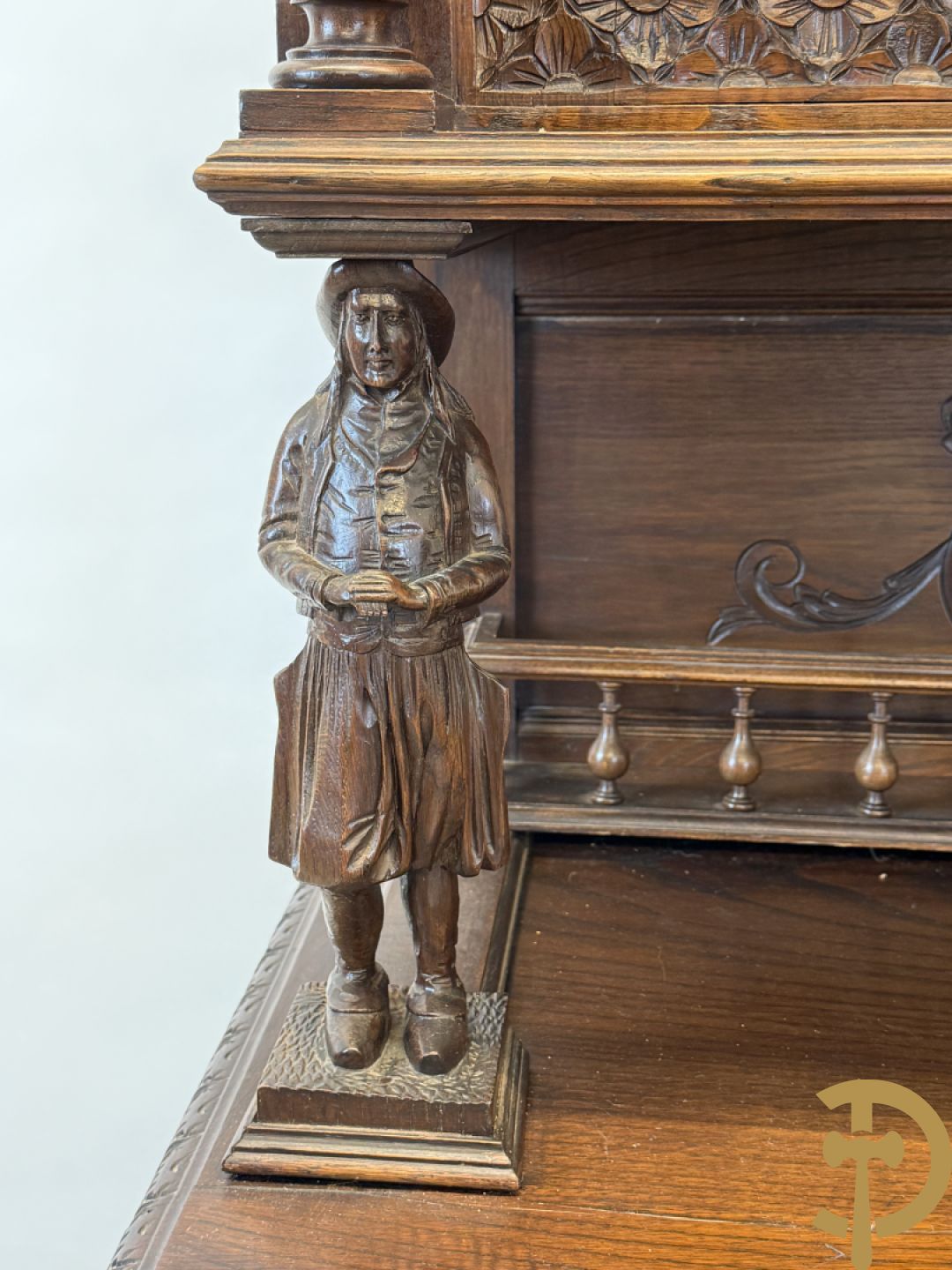 Massief eiken Bretoense eetkamer bestaande uit buffet met 3 deuren boven, 2 deuren onder, lades midden en gesculpteerde geanimeerde scènes + desserte + uittrekbare tafel + 6 stoelen + extra allonge