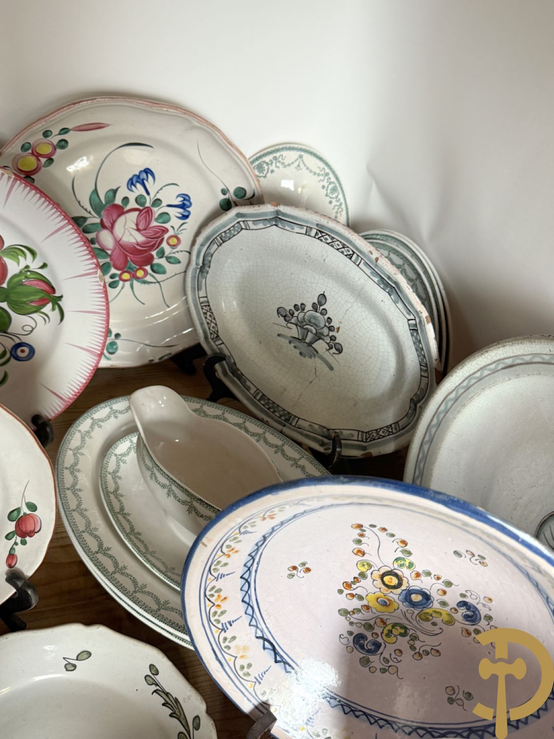 Franse meerkleurige keramieken borden met bloemendecor w.o. Strassbourg + delen van faience servies Grand Boucquet Boch