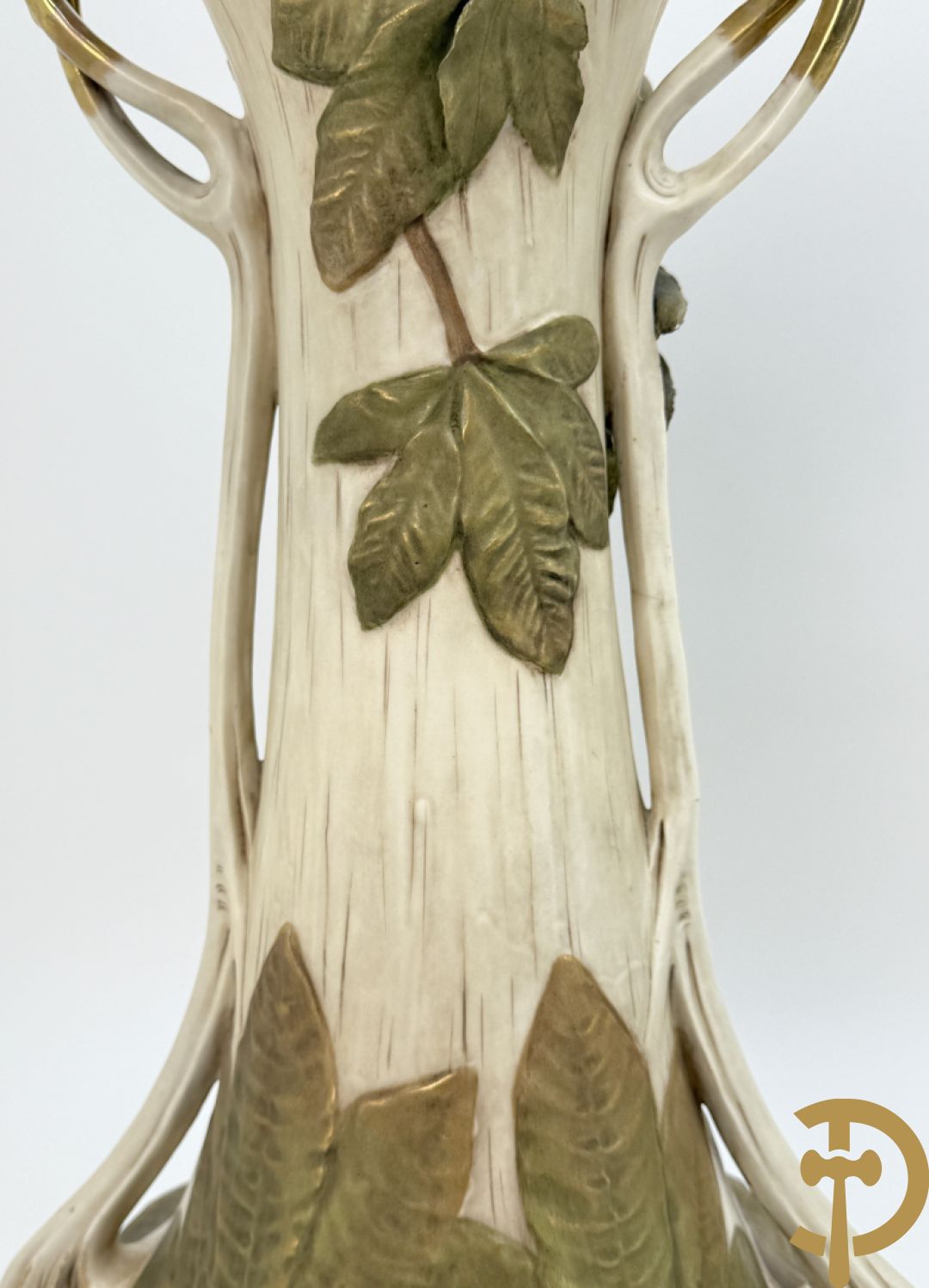 Paar Royal Dux vazen met bloemen bezet