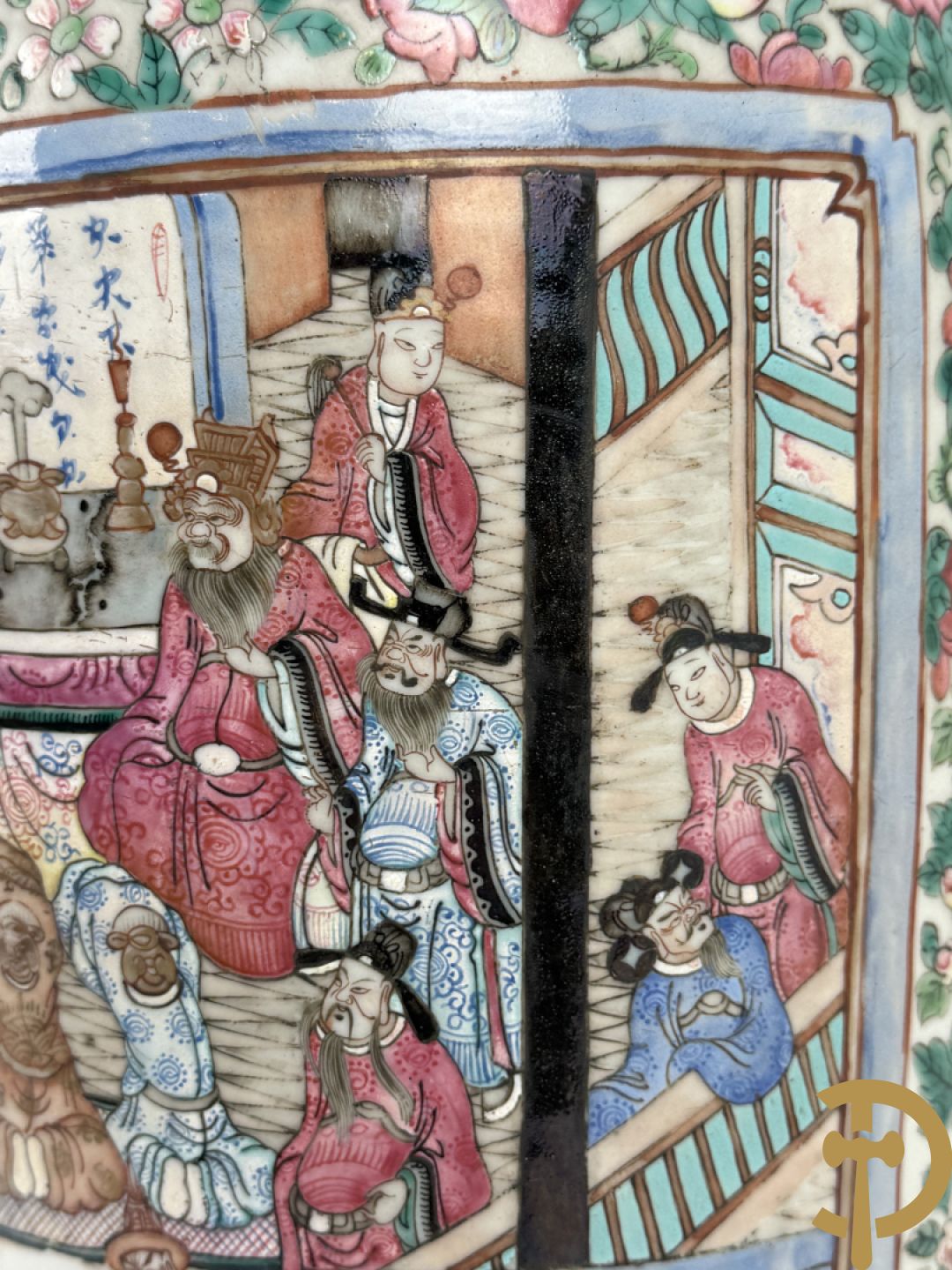 Chinese porseleinen vaas met geanimeerd decor en fond van bloemen, Kanton 19e