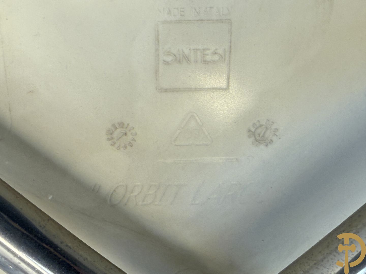 Twee witte vintage stoelen op chromé onderstel, Sintesi Orbit Large ontworpen door Cantarutti