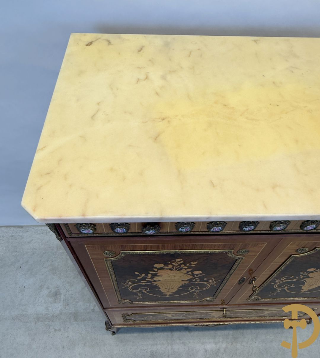 Notelaren TV/barmeubel bezet met bloemenmarquetterie en bronzen ornamenten met porseleinen plakkettes