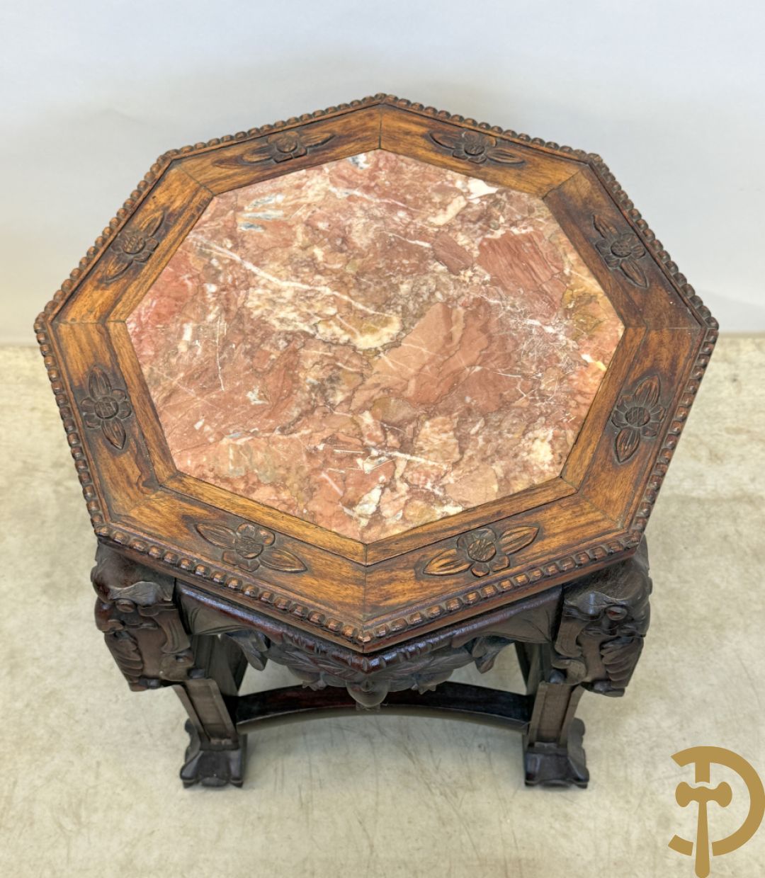 Achthoekige en afgeronde Chinese sokkel met sculptuur