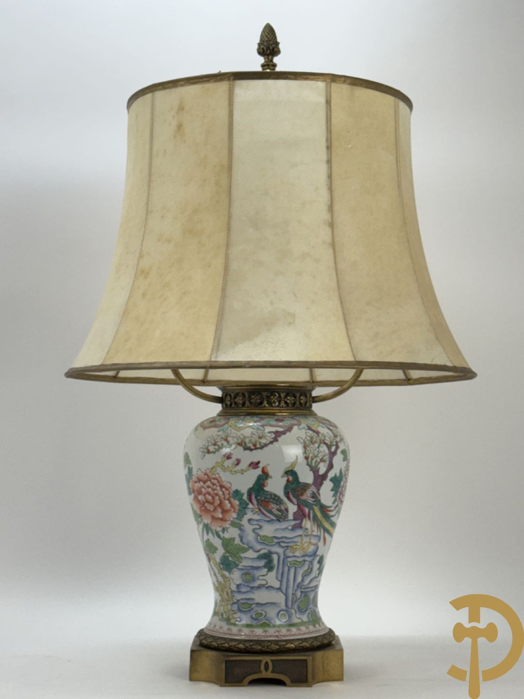 Porseleinen vaas met decor van vogels en pioenrozen, Samson, gemonteerd als lampadaire