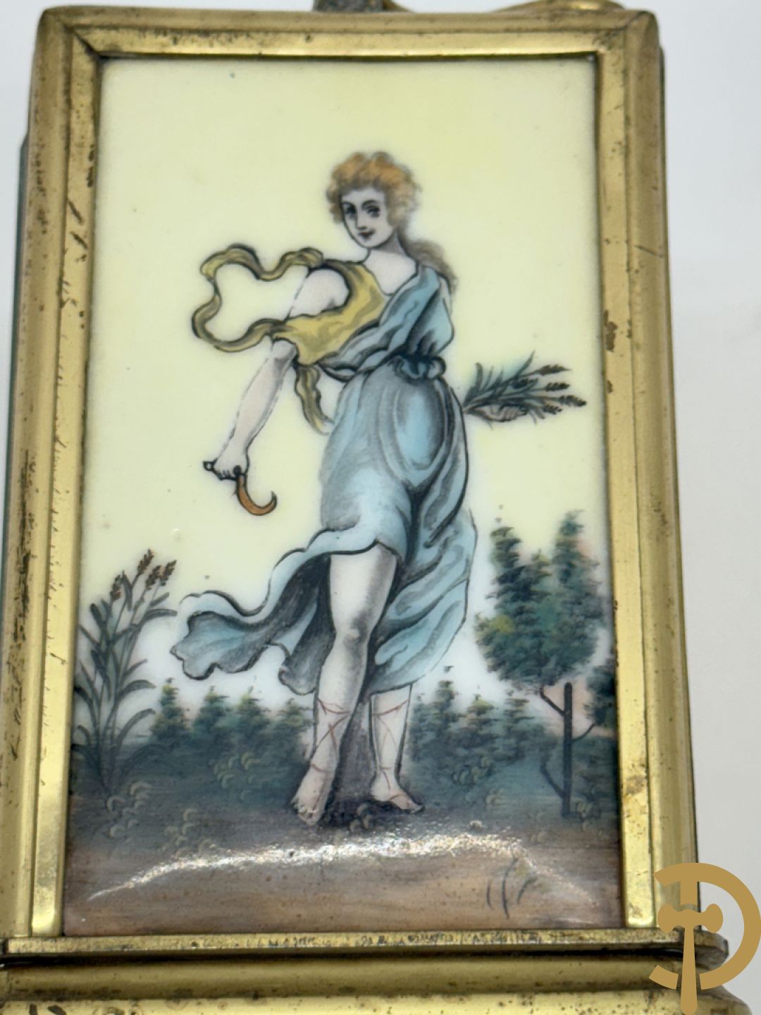 Koperen reiswekker bezet met handbeschilderde porseleinen plakkettes met romantisch decor