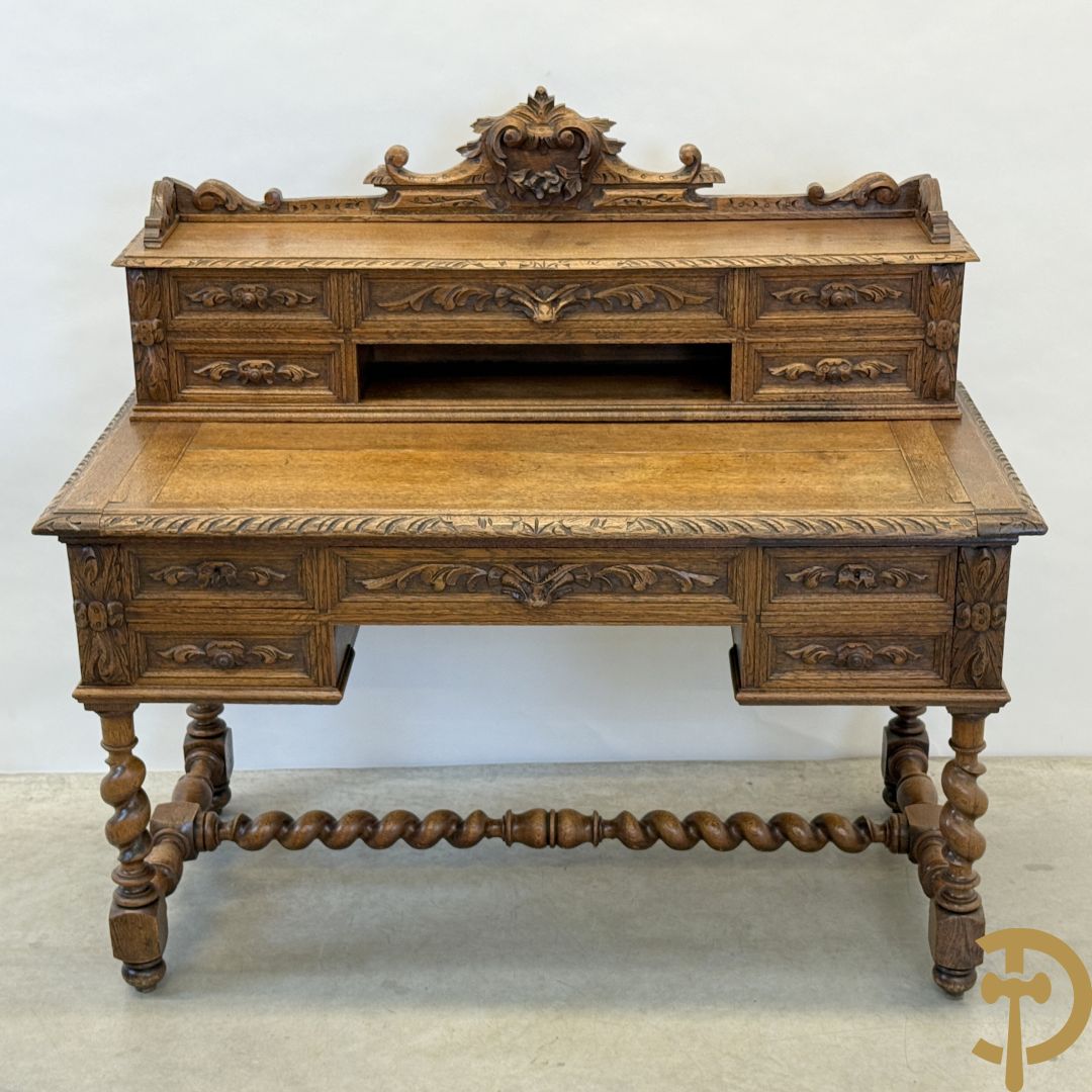 Massief eiken Frans bureel met lades op getorste poten met opstand, 19e