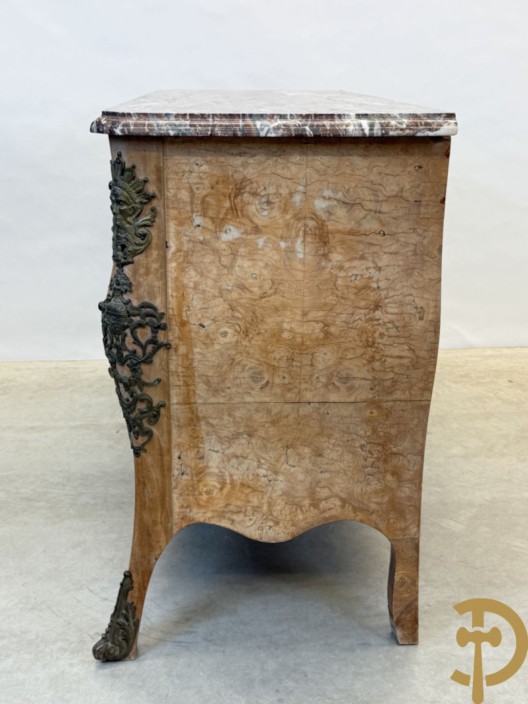 Wortelnotehouten drieladencommode met bronsbeslag van mazarinkoppen en accanthusranken, bovenaan met rood geaderd marmeren blad