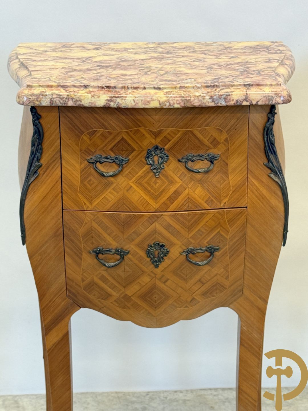 Paar notelaren bijzetkastjes met 2 lades en bezet met bronsbeslag, bovenaan met marmeren blad, op voluutvormige poten