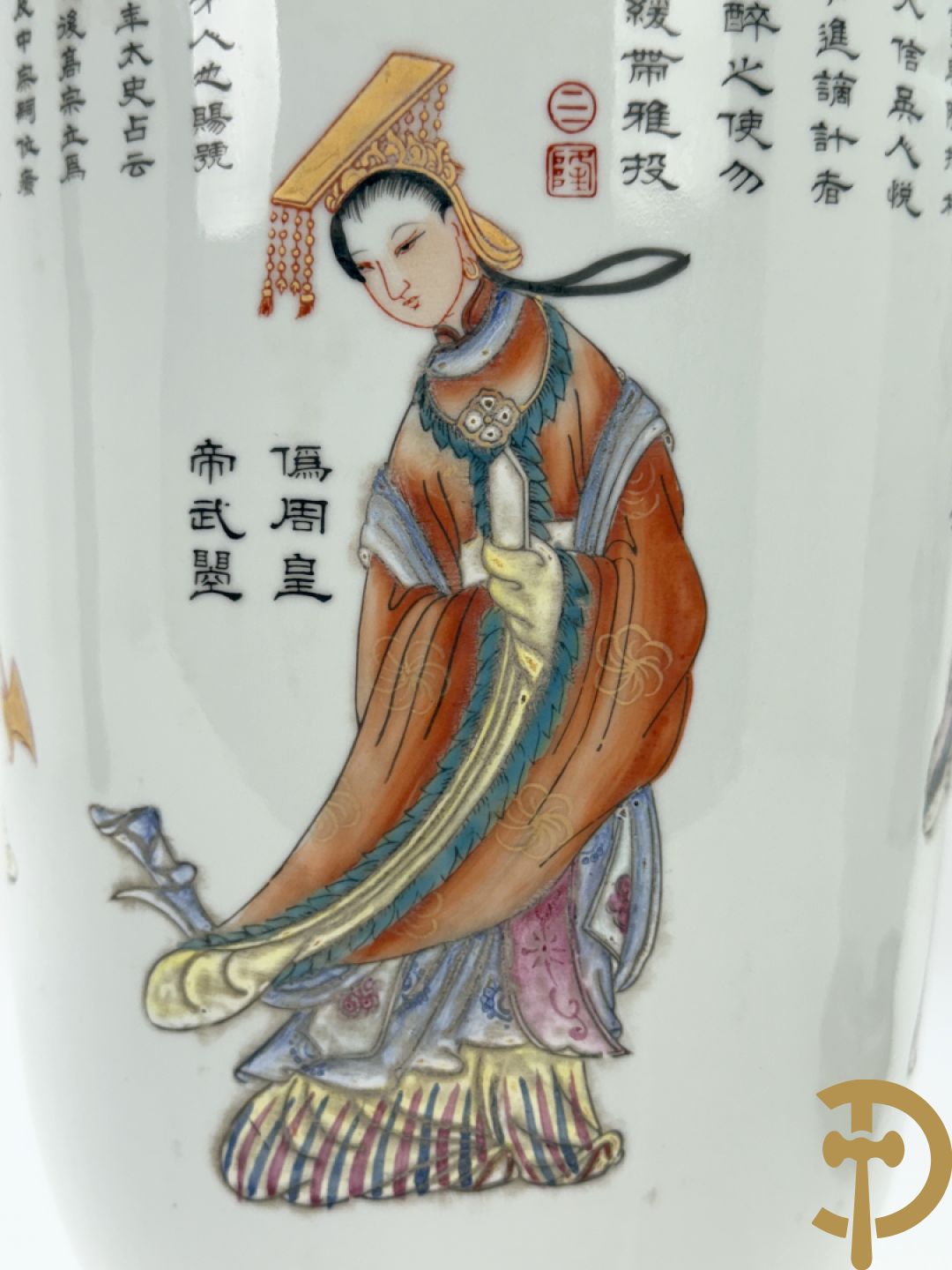 Paar porseleinen Chinese vazen met decor van personages en Chinese tekens, handgekleurd