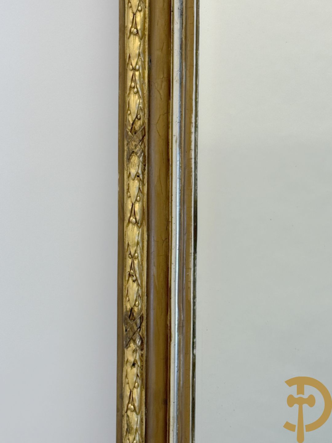 Grote vergulde hall spiegel bezet met troffee van cupido