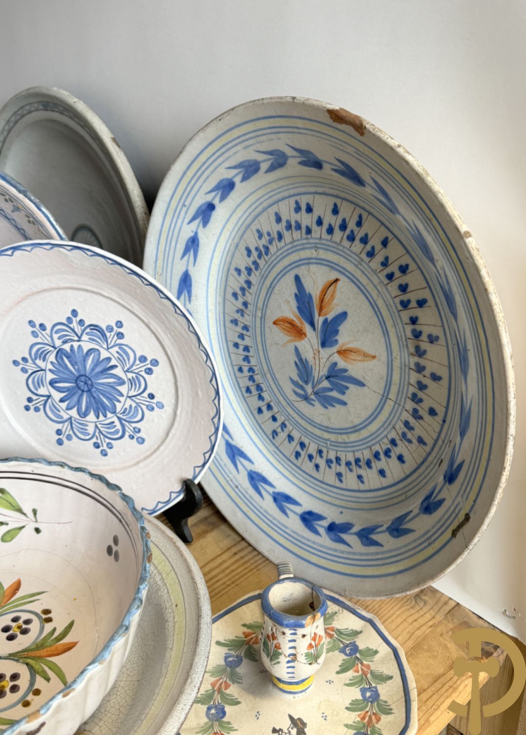 Franse meerkleurige keramieken borden met bloemendecor w.o. Strassbourg + delen van faience servies Grand Boucquet Boch