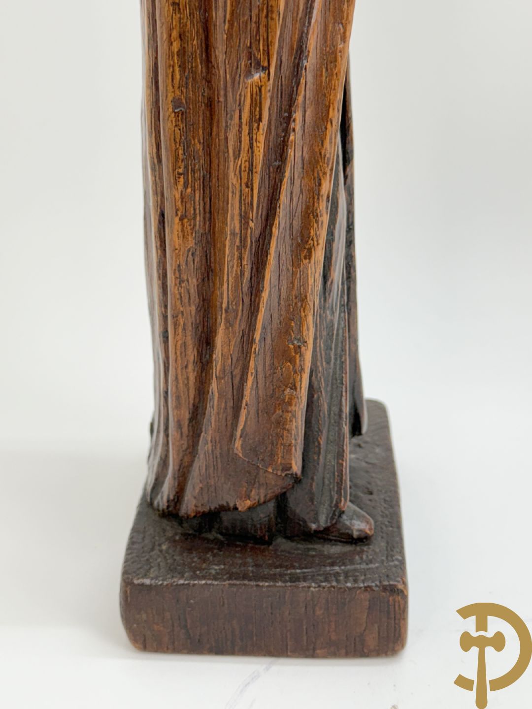 Houtsculptuur van Heilige Théresia Madonna + houtgesculpteerde pater in polyester nis