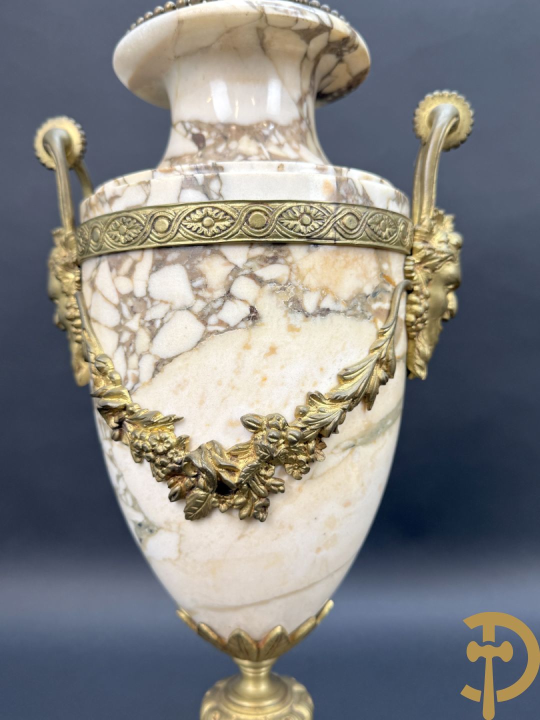 Paar marmeren cassolettes met hermenhoofden en guirlandes