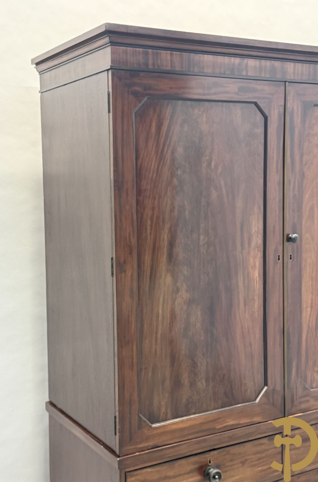 Engelse mahoniehouten linnenpress met 2 deuren bovenaan,  5 uitschuifbare lades in interieur - onderaan met 4 lades