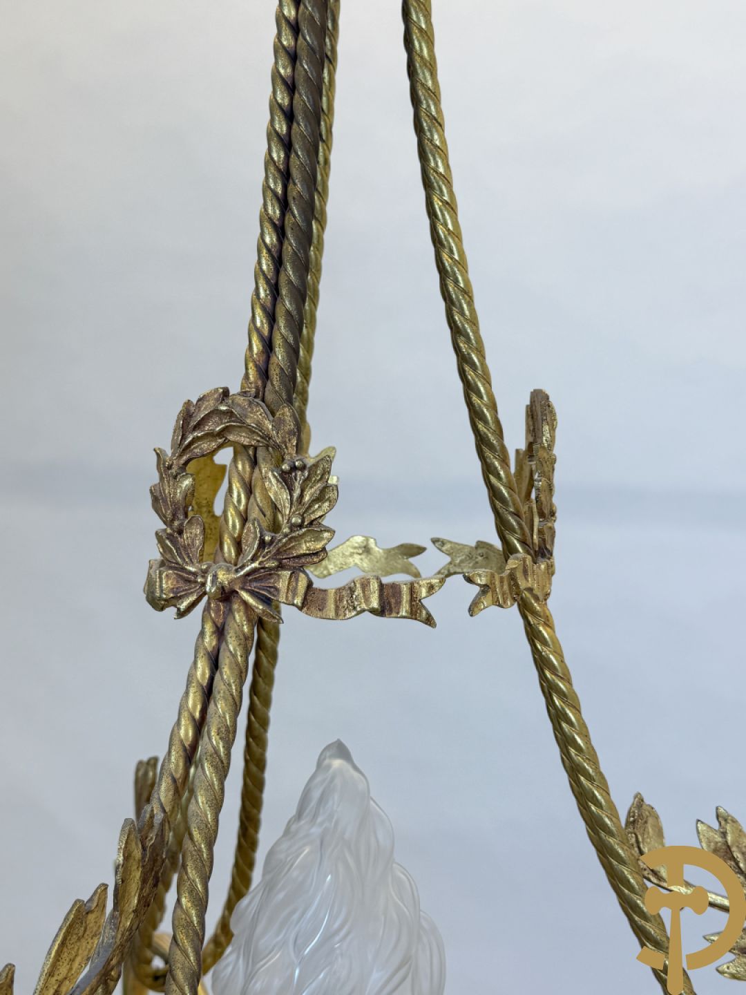 Vuurvergulde bronzen luchter met 3 armen bezet met cupido