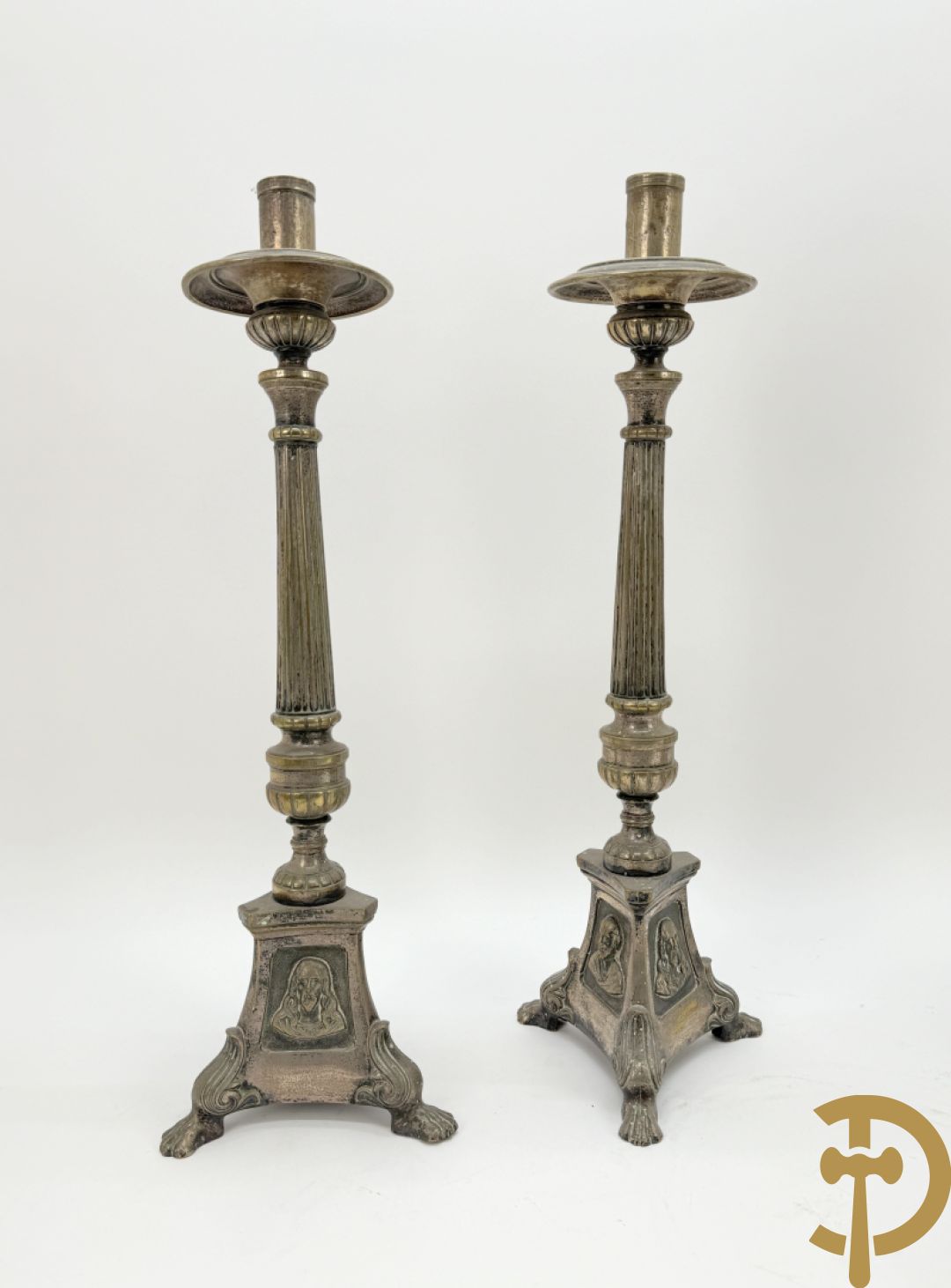 Drie paar religieuse kandelaars in brons en koper