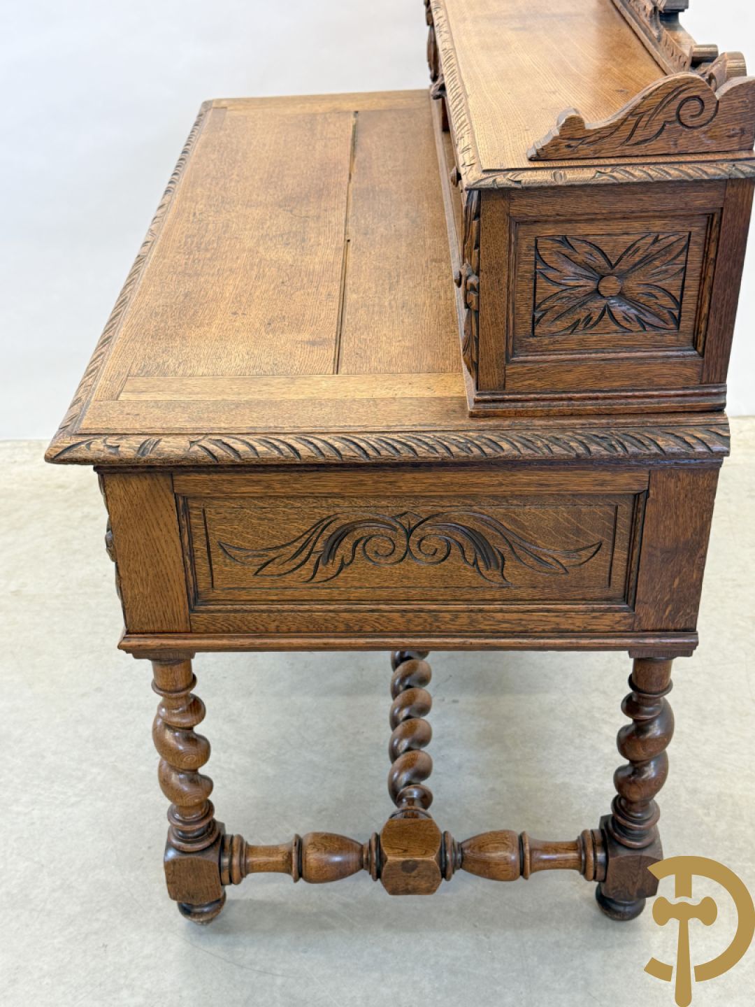 Massief eiken Frans bureel met lades op getorste poten met opstand, 19e