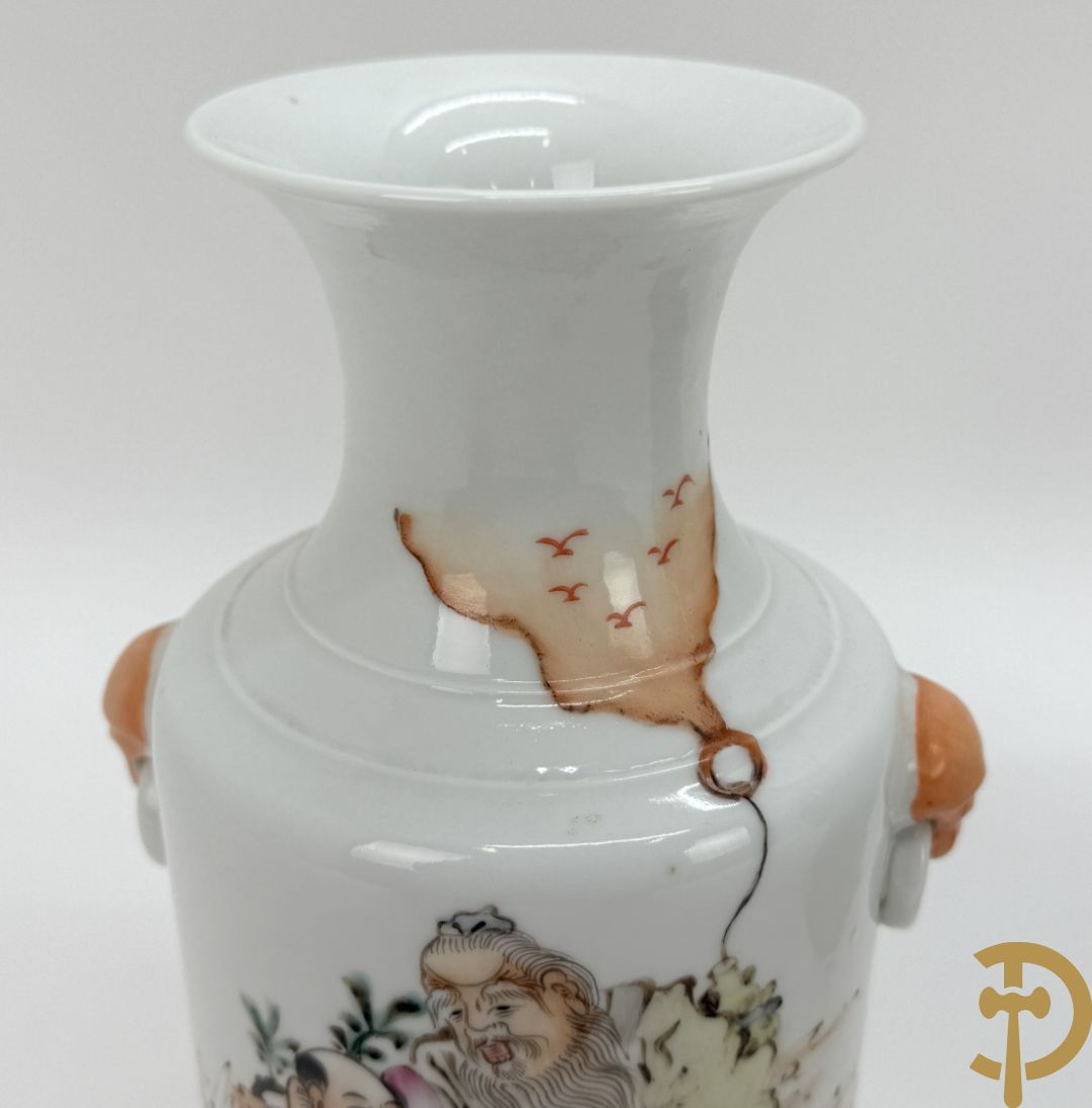 Chinees porseleinen vaasje met wijsgerendecor + Chinese porseleinen rolvaas met decor van ezel in berglandschap