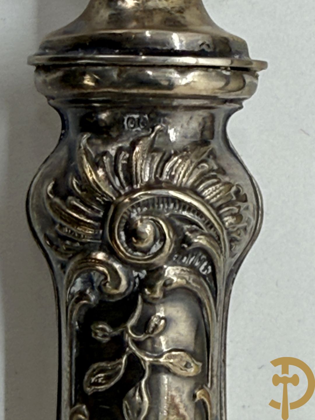 Massief zilveren bestek met Louis XV motieven bestaande uit 12 soeplepels (72 gram per stuk), 12 vorken (78 gram per stuk), 12 messen, 12 dessertvorken (47 gram per stuk), 12 dessertlepels (40 gram per stuk), 12 dessertmessen, 12 koffielepels (22 gram per stuk), slacouvert, taartschep en suikertang