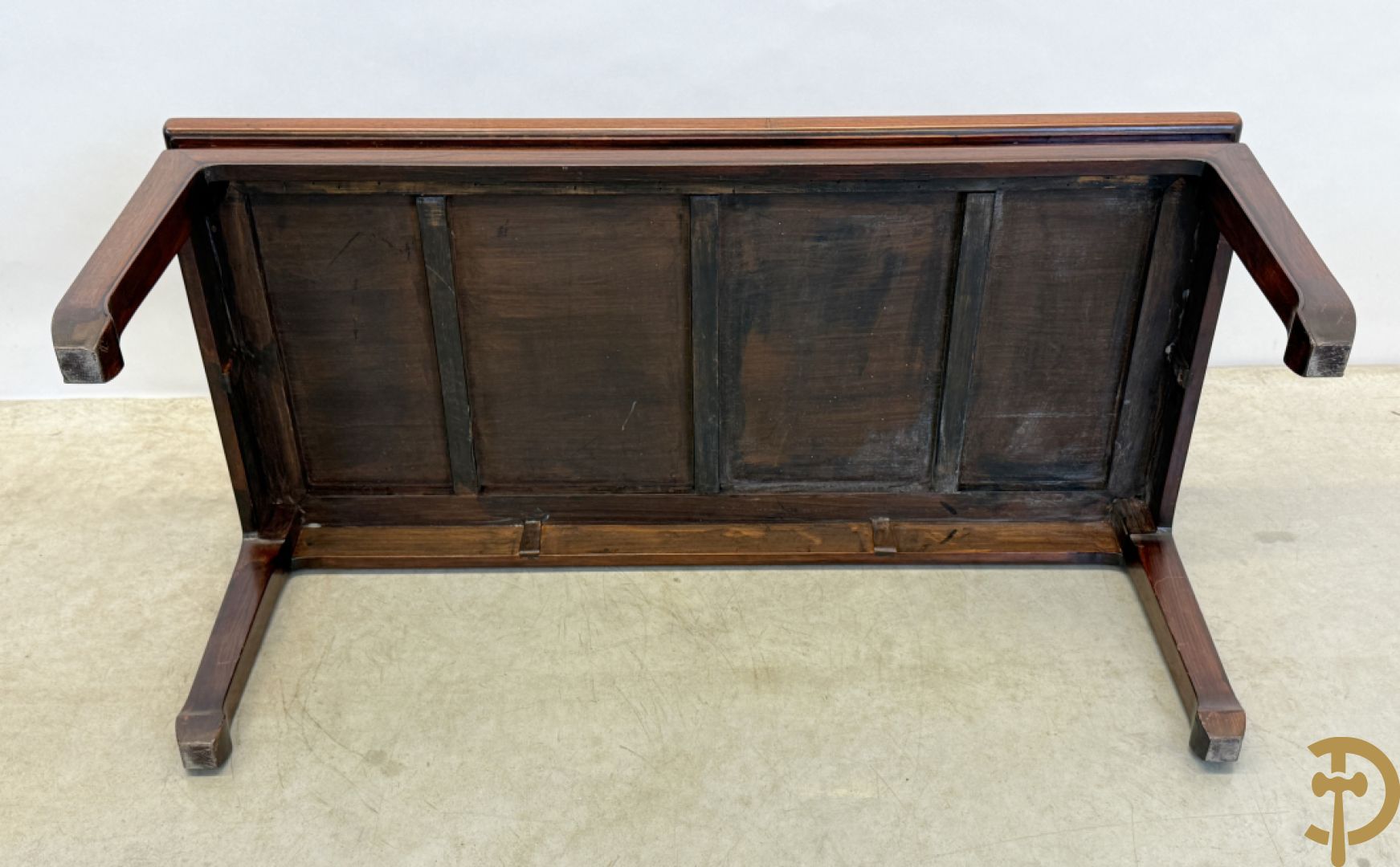 Twee hardhouten Chinese bijzettafels + salontafel