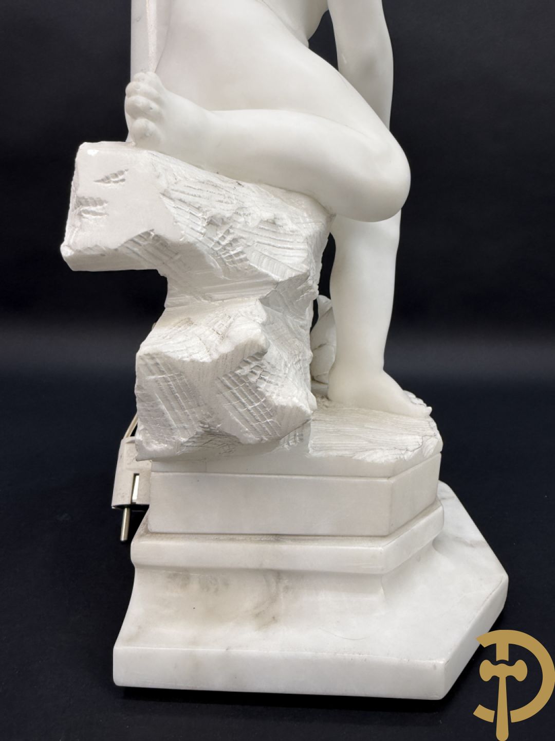 Albast beeld met meisje met poes en lamp