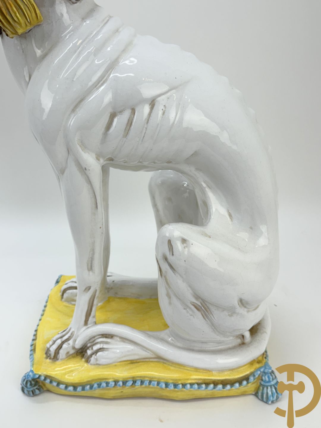 Italiaanse keramieken neergezeten witte windhond op kussen