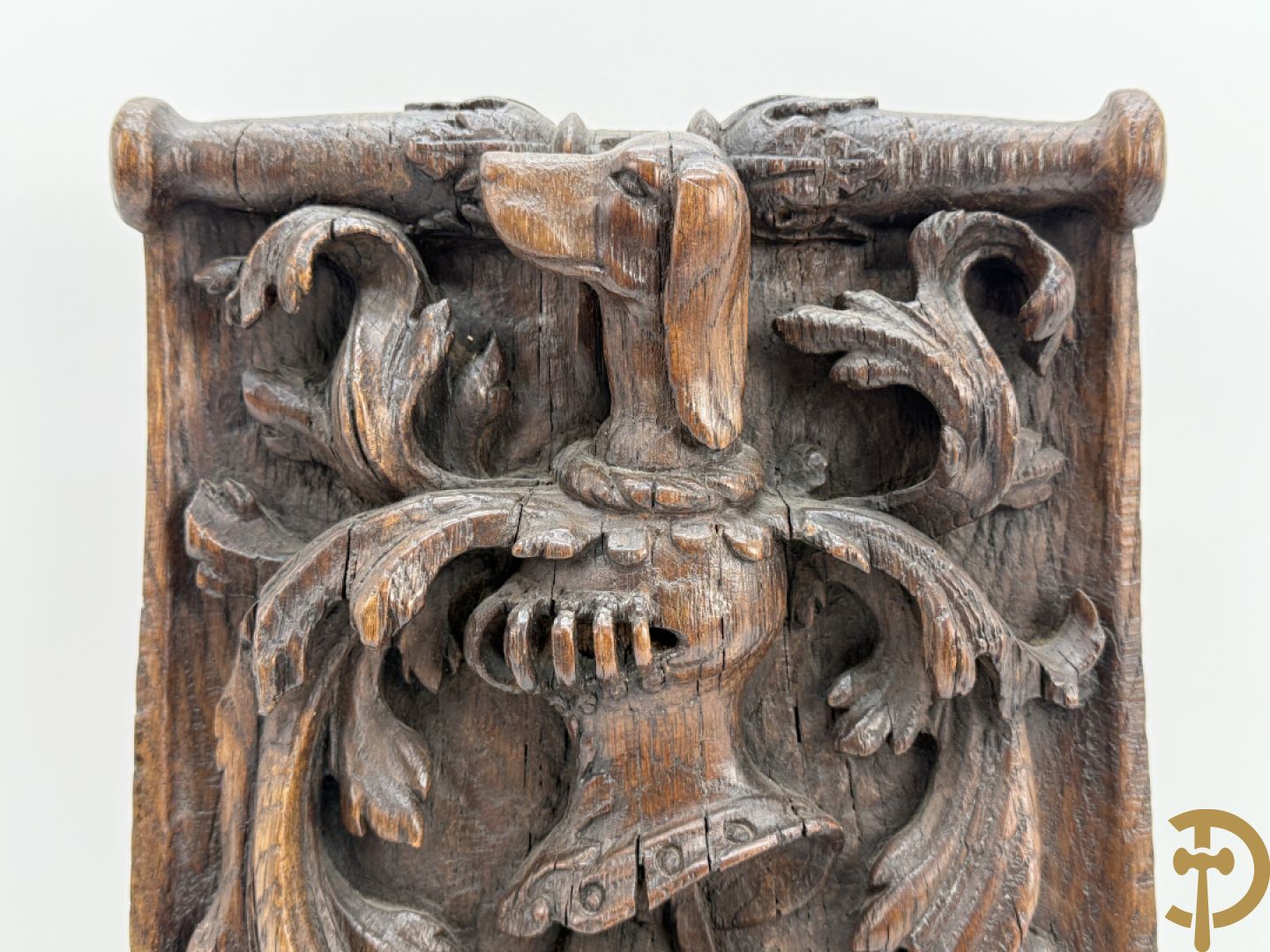 Basrelief met sculptuur van een embleem bezet met hond en harnas + houtsculptuur van heilige Jozef met kind + Madonna