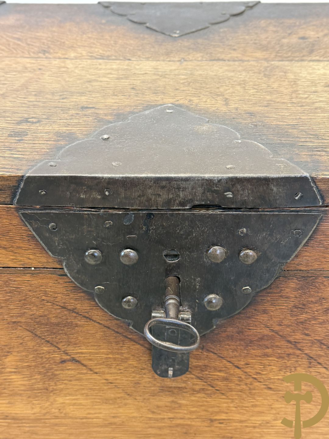 Massief eiken klapsecretaire op onderstel - interieur met lades en zijdelings met handvaten