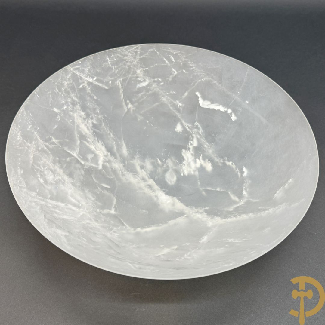 Wolf Helmut (getekend onderaan) Gepolierde schaal/bowl van wit geaderd bergkristal met rechte rand onder getekend WOLF H. (Steinbildhauer, Edelsteingestalter, aus Kirschweiler, Idar-Oberstein),