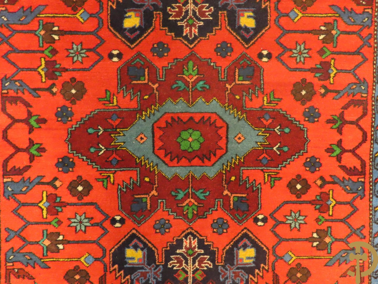 Oosters handgeknoopt tapijt Kaukasus met  geometrische blauwe motieven op rode fond