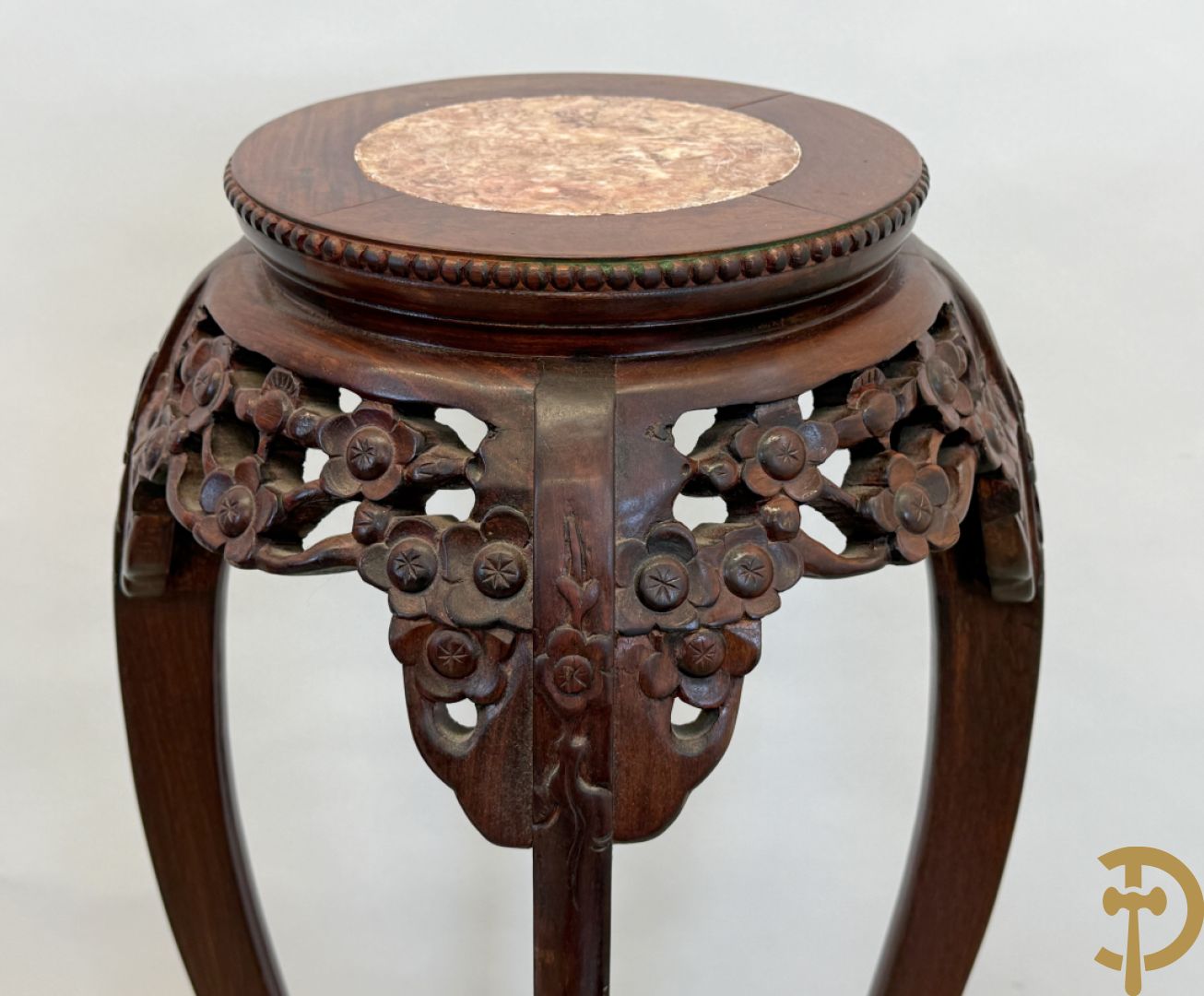 Chinese hardhouten sokkel met bloemensculptuur + Chinese hardhouten sokkel met bloemen- en vogelsculptuur