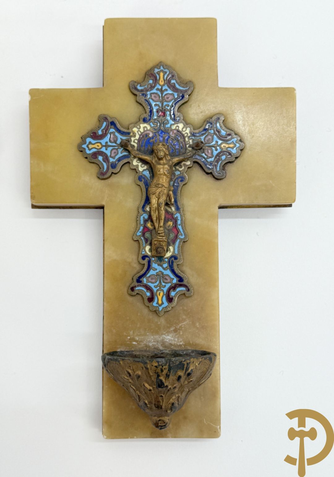 Twee wijwatervaten in cloisonétechniek op albast achtergrond