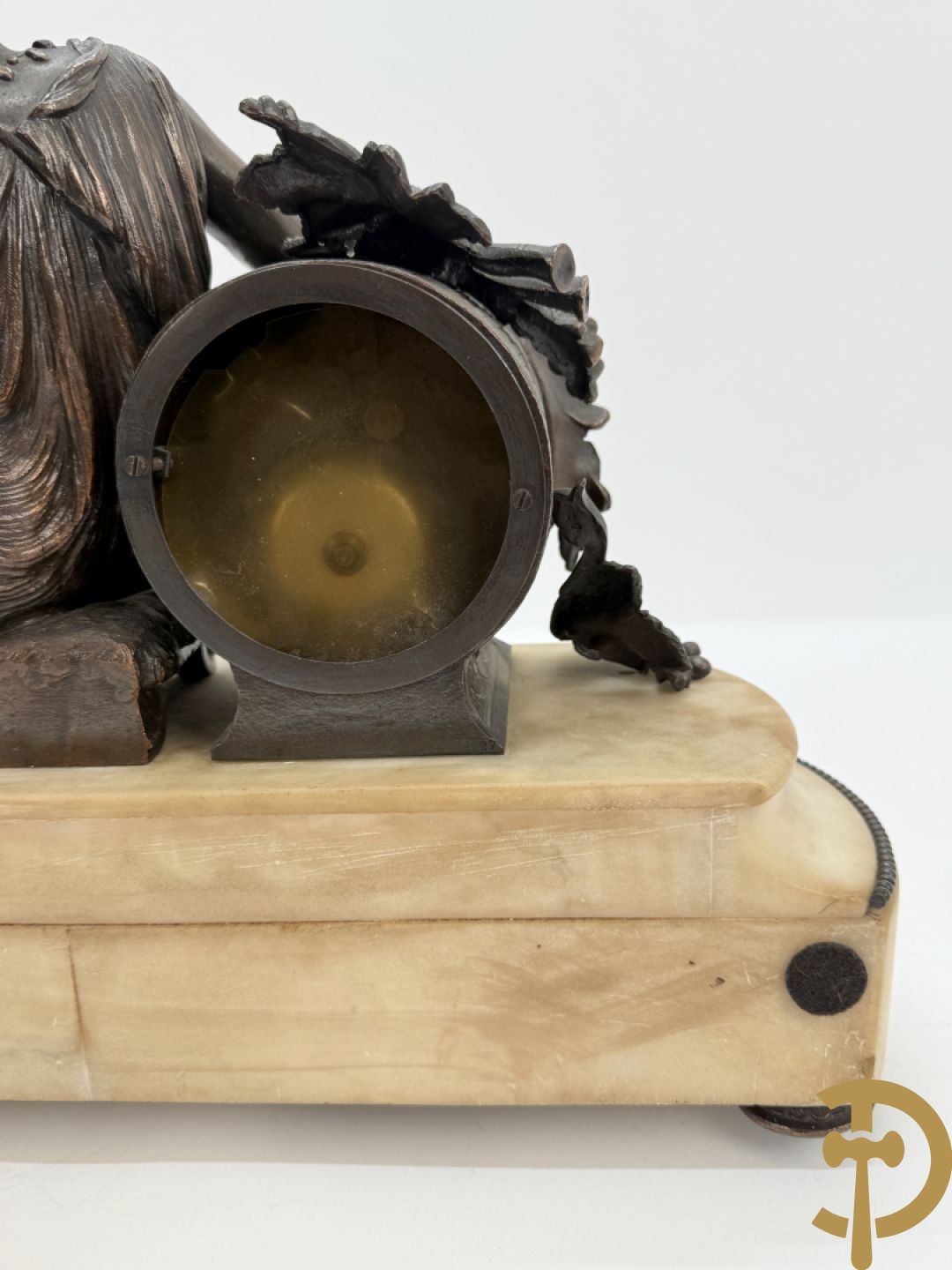 Kunstbronzen pendule liggende dame met beker op marmeren sokkel