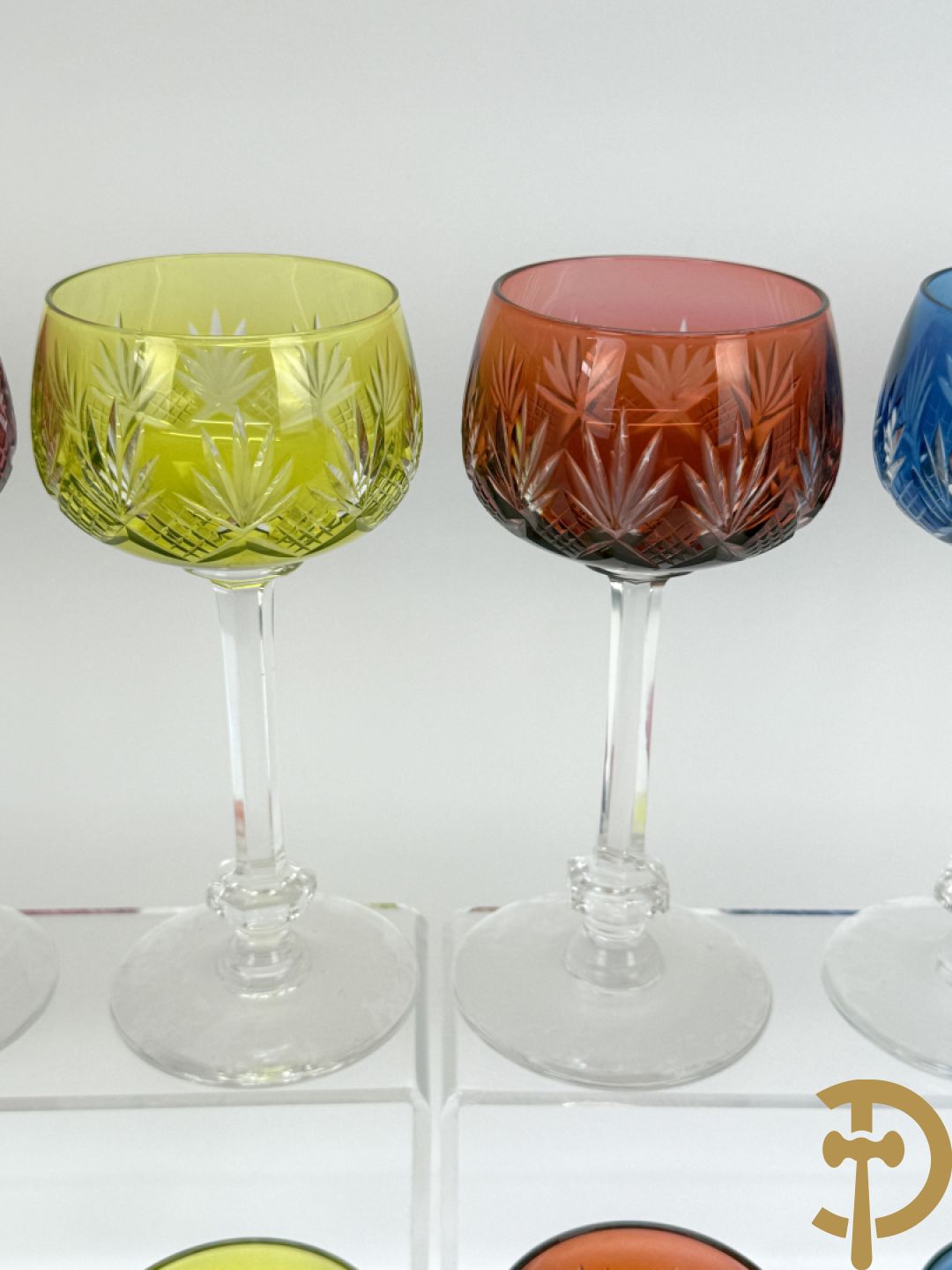 Twaalf gekleurde en geslepen kristallen glazen