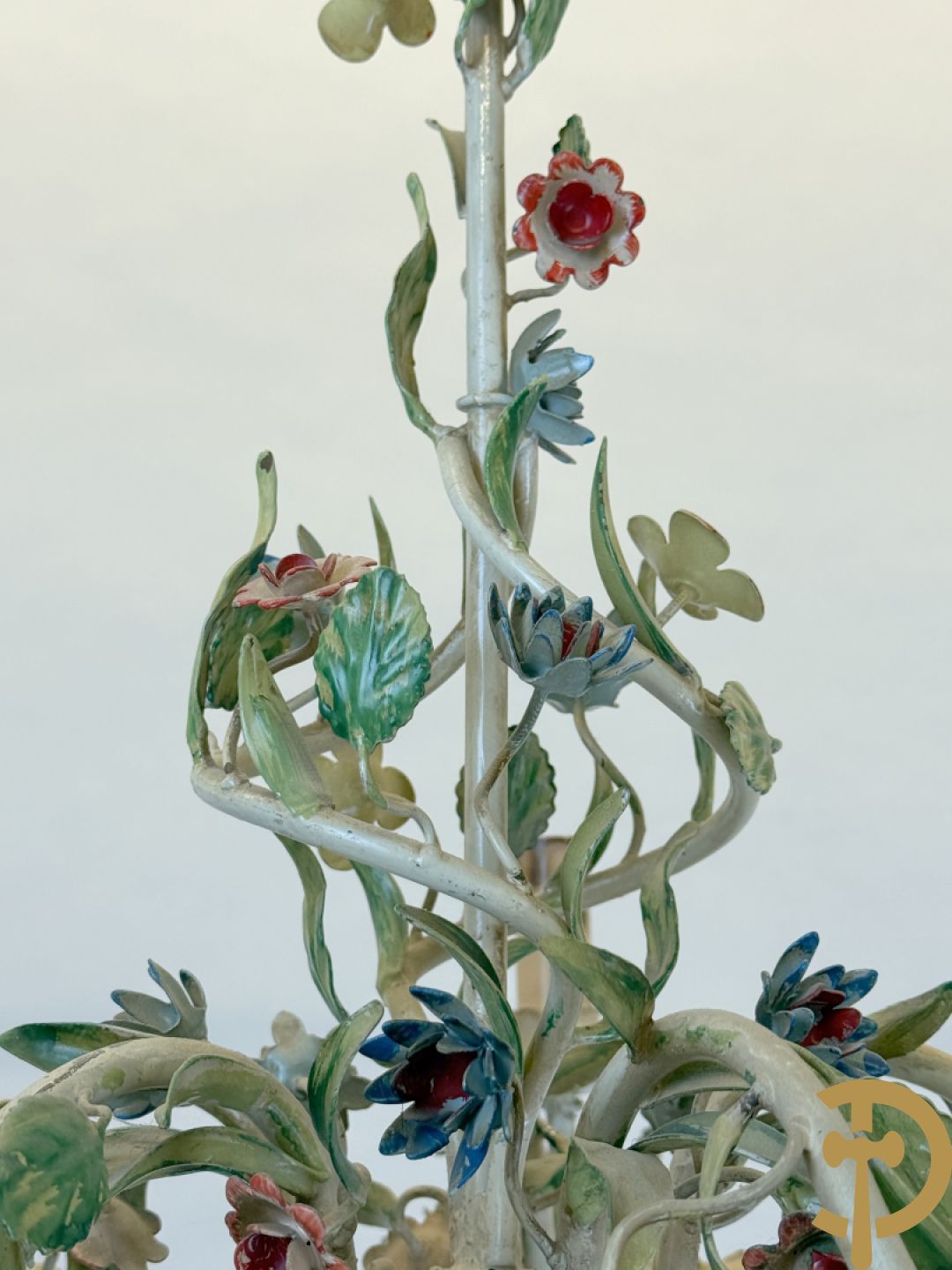 Italiaanse beschilderde vijfarmige luchter met smeedijzeren bloemen