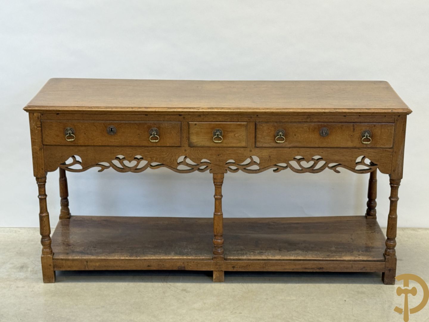 Engelse eiken sideboard met 3 lades op ballustervormige poten