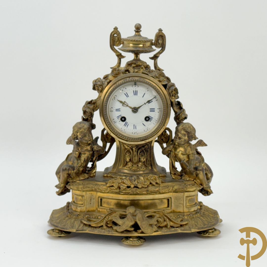 Bronzen pendule met paar cupido's met bloemenranken en duifjes