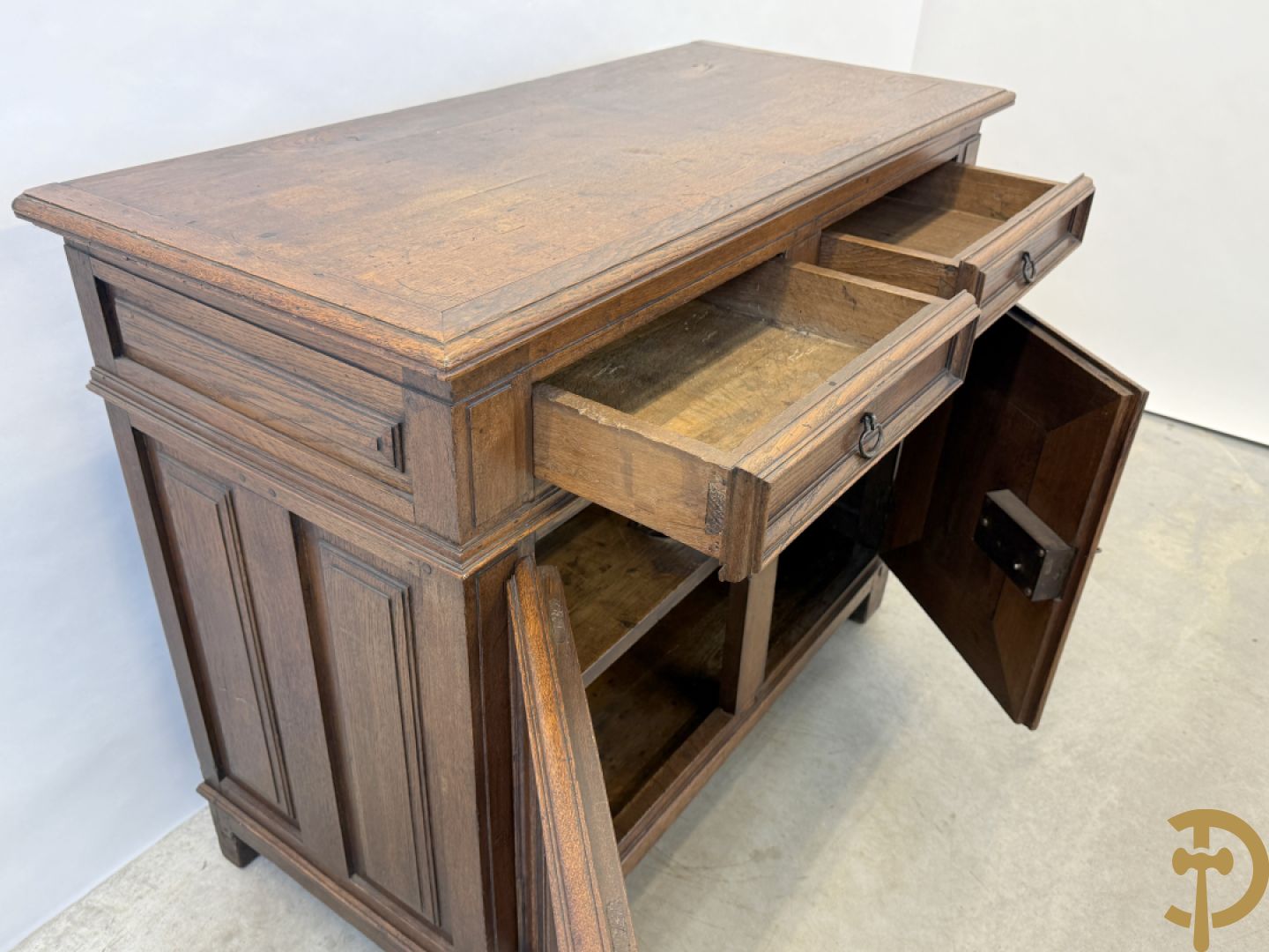 Massief eiken tweedeursdresse met 2 lades en panelen in de deuren, Louis XIII, 18e