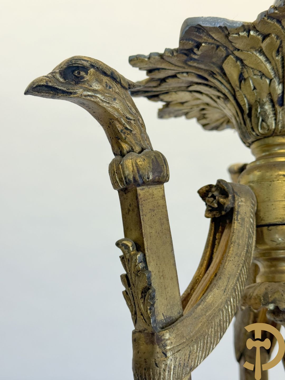 Bronzen Franse luchter met geajoureerde mand, bezet met medusakoppen en 3 cupido