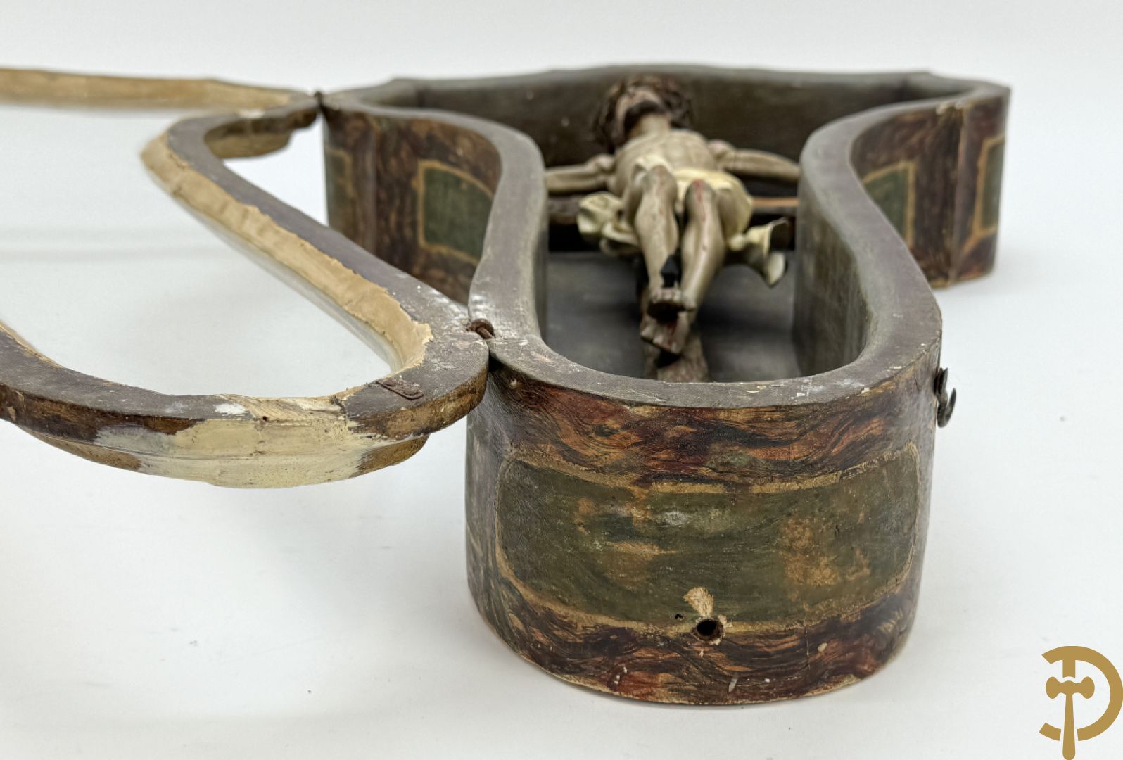 Houtgesculpteerde en gepolychromeerde Christus aan het kruis in openklapbaar gespolychromeerd kastje