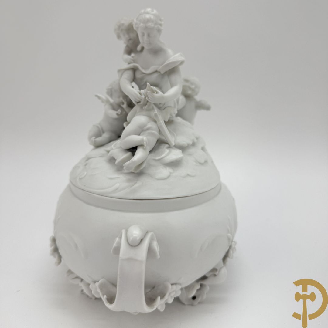 Vijf witte biscuits met cupido