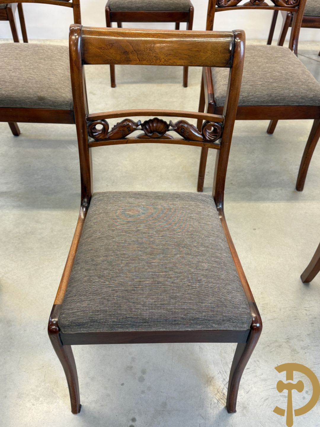 Set notelaren stoelen met sculptuur van dolfijnen in de rug, bestaande uit zes stoelen en 2 armzetels