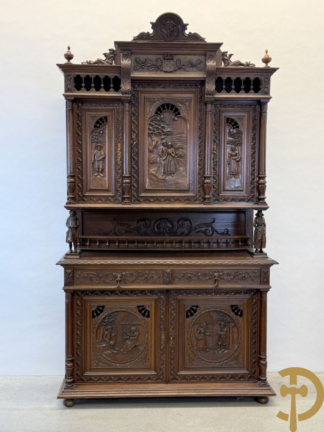 Massief eiken Bretoense eetkamer bestaande uit buffet met 3 deuren boven, 2 deuren onder, lades midden en gesculpteerde geanimeerde scènes + desserte + uittrekbare tafel + 6 stoelen + extra allonge