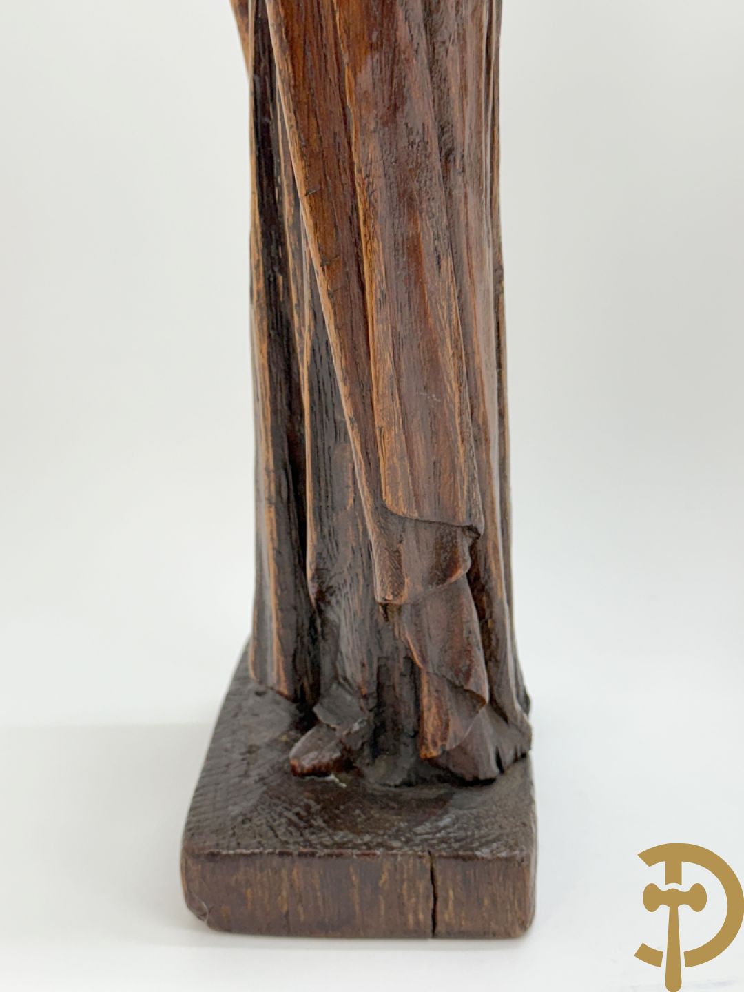 Houtsculptuur van Heilige Théresia Madonna + houtgesculpteerde pater in polyester nis