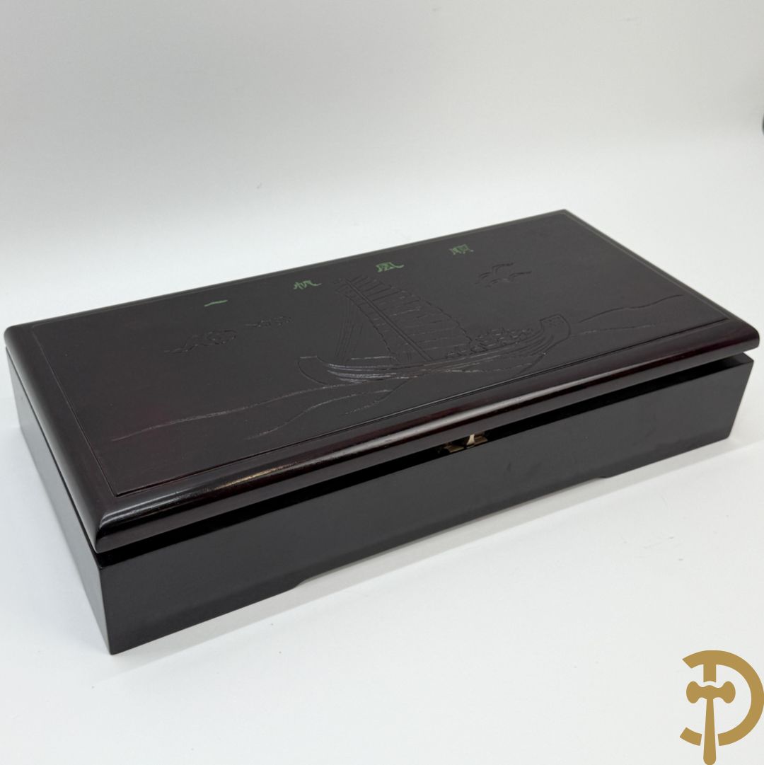 Paar bijltjes ter gelegenheid van inhuldiging van een schip in houten kistje met decoratie van oosterse boot, Dear Mrs. Marie-Paul Saverys : Thank you for your performance et the Naming Ceremony of M/V "CMB Jeannot" Hudong - Zhonghua Shipbuilding (Group) Co., L.M., March 14th, 2005