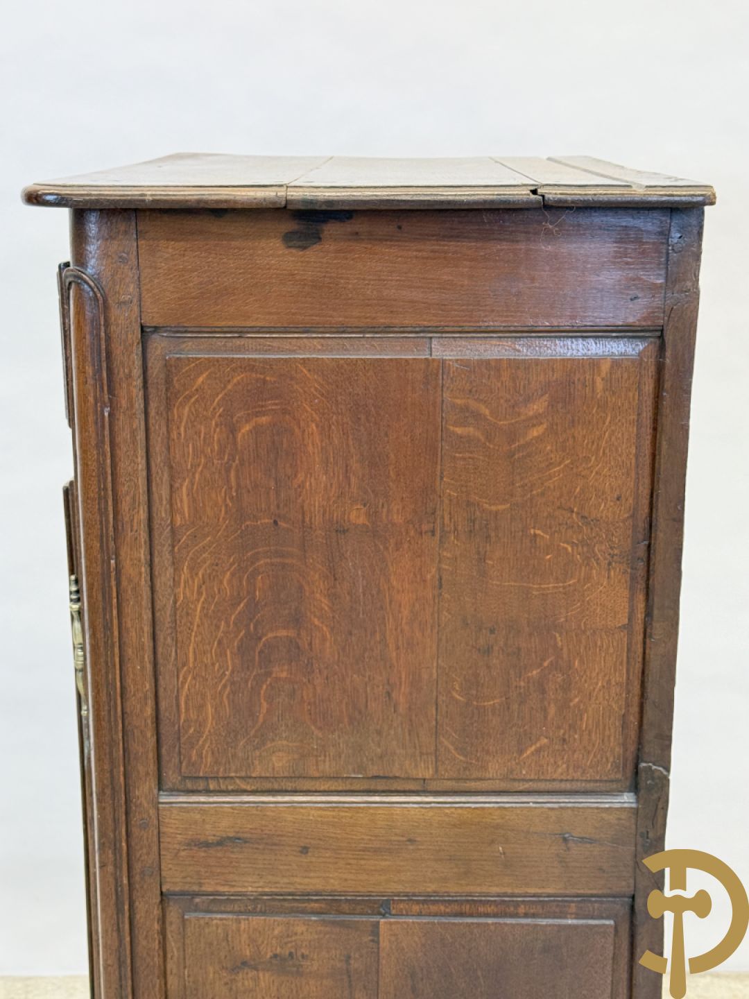 Massief eiken Franse confiturier met deur, lade, afgeronde zijkanten en voluutvormige poten