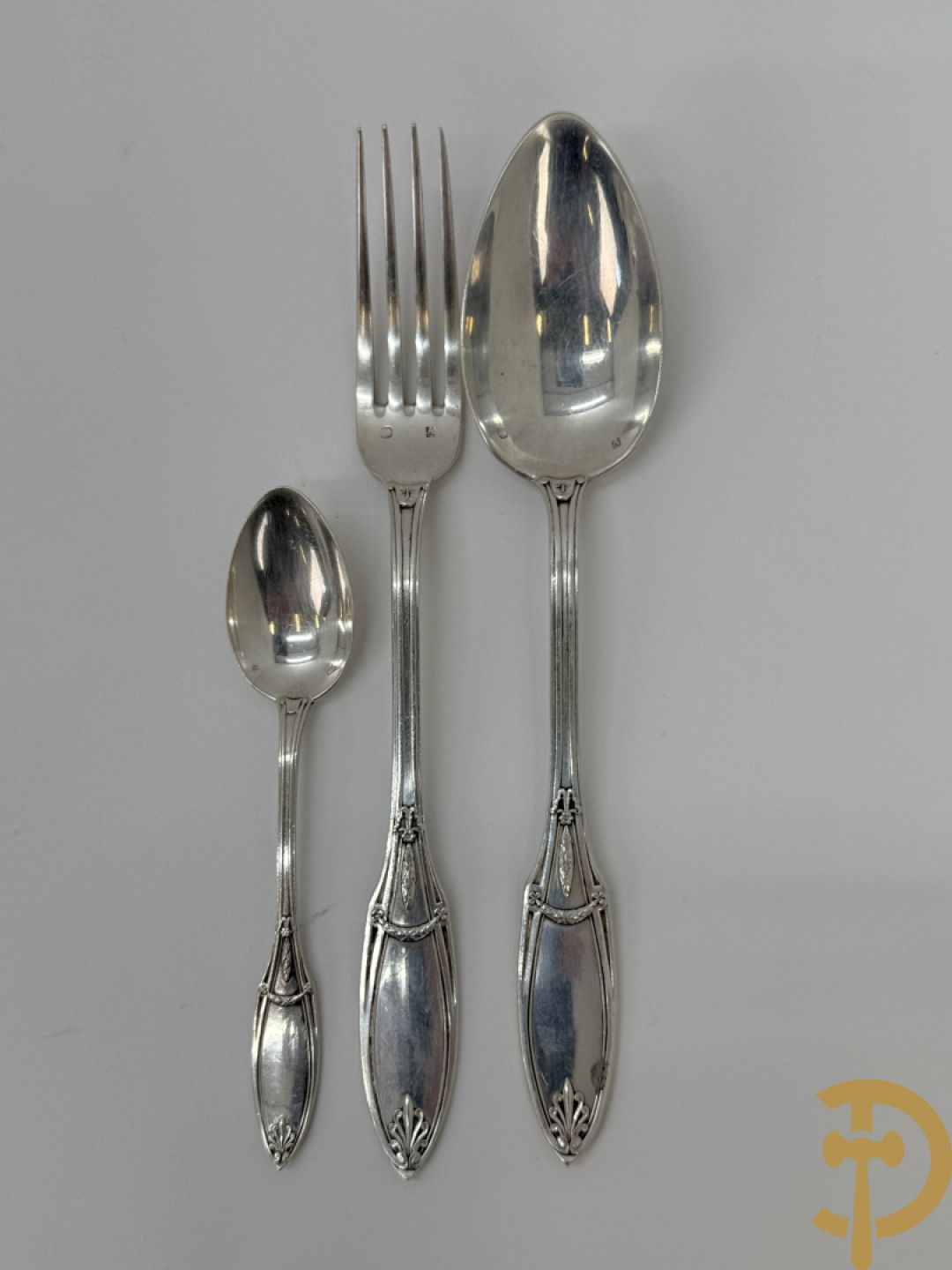 Massief zilveren bestek Delheid bestaande uit 12 vorken, 12 lepels en 12 koffielepels